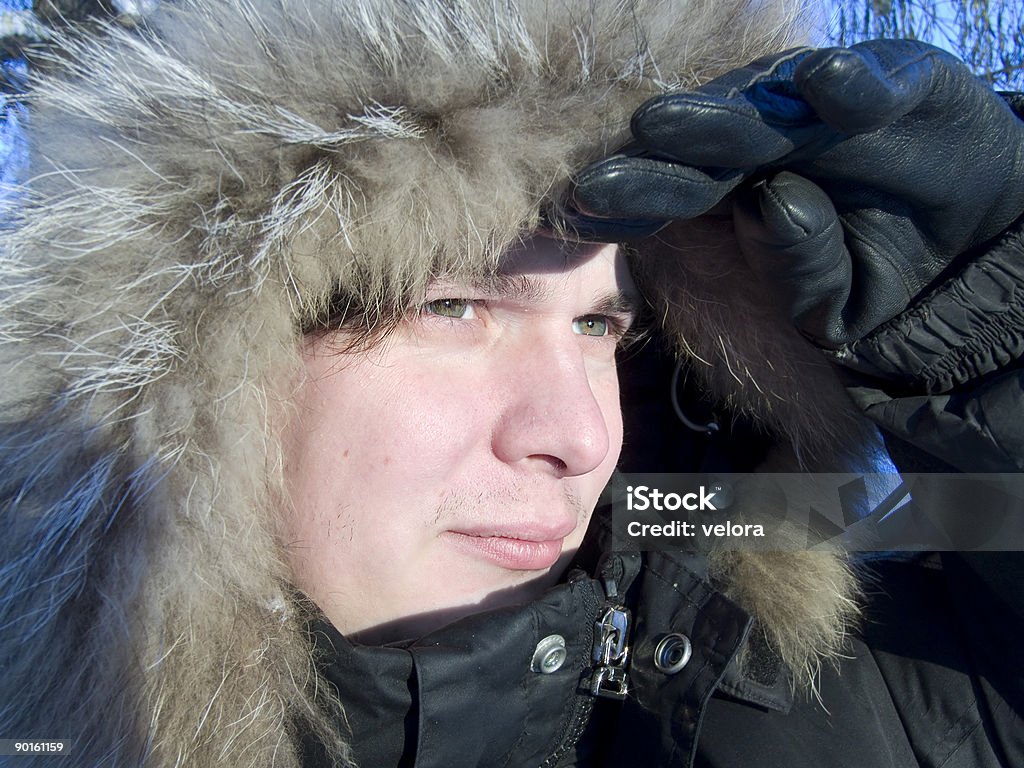Homme regardant quelque chose dans la forêt d'hiver - Photo de Adolescence libre de droits
