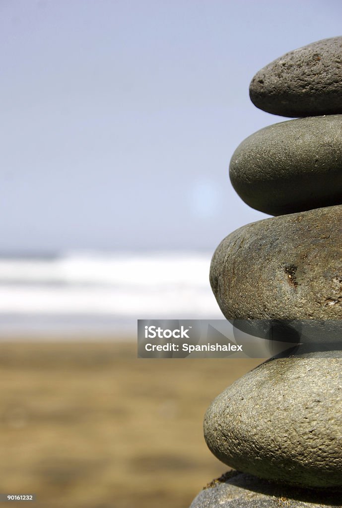 Pila di pietre in spiaggia - Foto stock royalty-free di Acqua