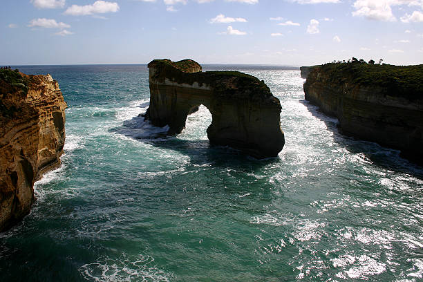 londyn most, australia - london arch great ocean road cliff australia zdjęcia i obrazy z banku zdjęć