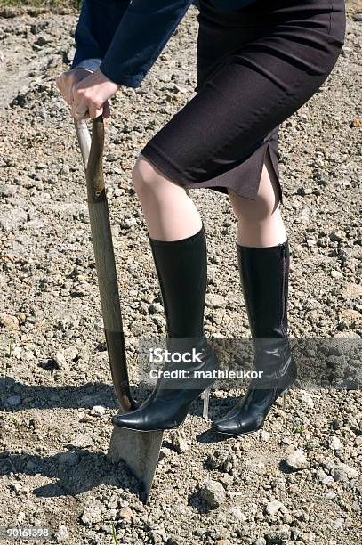 Trabajo Mujer En Tacones Altos Foto de stock y más banco de imágenes de Adulto - Adulto, Agarrar, Arquitectura