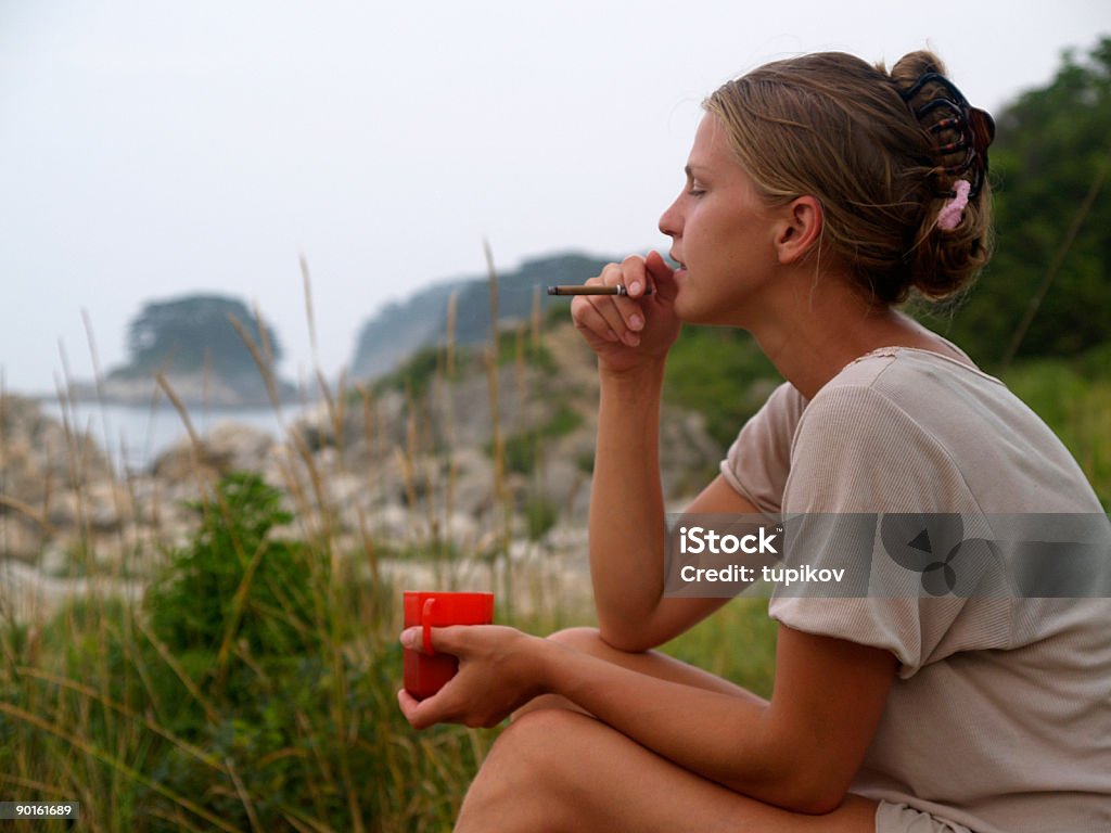 Mädchen am Strand mit Kaffee und Zigarette - Lizenzfrei Attraktive Frau Stock-Foto