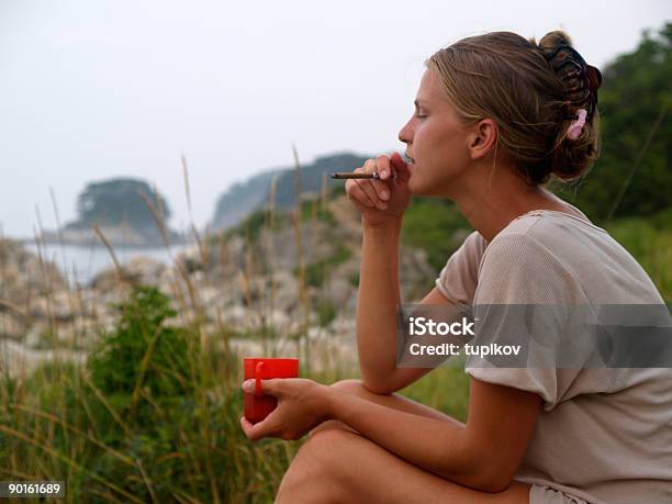 Photo libre de droit de Fille Sur La Plage Avec Un Café Et Cigarette banque d'images et plus d'images libres de droit de Activité de loisirs - Activité de loisirs, Adulte, Beauté