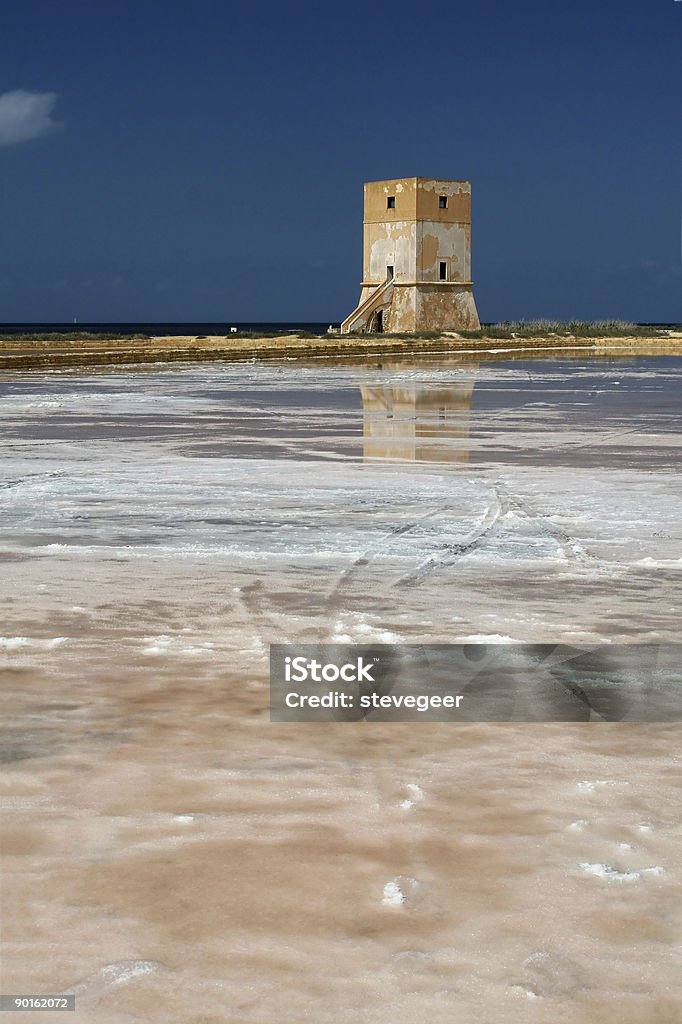 Torre de vigia reflectida em salina, Sicília - Royalty-free  Ilhas eólias Foto de stock