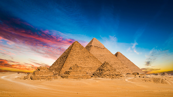 Grandes pirámides de Giza photo
