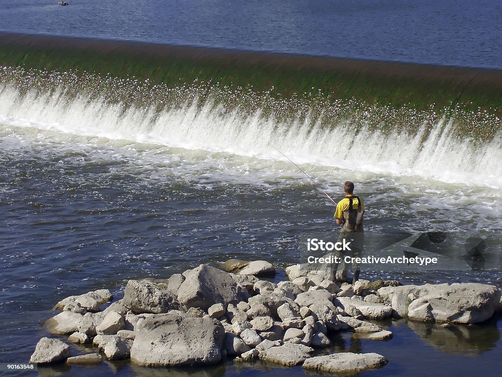 Homem pesca de trutas no rio - Foto de stock de Pescado royalty-free