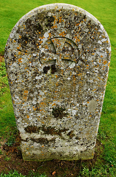 old headstone - cemetery crossing green grass photos et images de collection