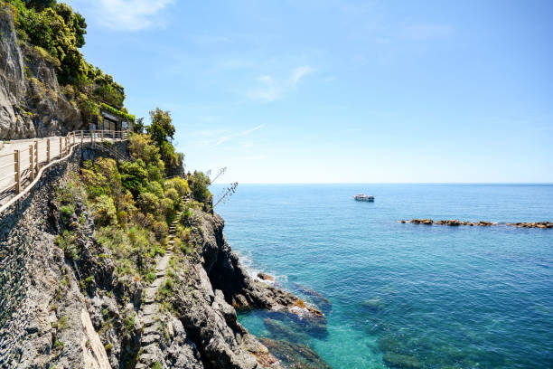 몬테로 소 알마 레, 지중해 풍경, 리구리아 주 이탈리아 유럽에서 이른 여름에 하이킹에 베르나 차에서 친퀘테레: 하이킹 코스 - spiaggia grande cliff beach landscape 뉴스 사진 이미지