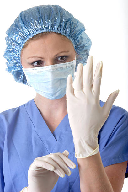 женский хирург надеть перчатки - nurse hygiene emotional stress surgeon стоковые фото и изображения