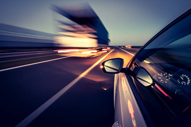 guidare su strada - transportation speed highway traffic foto e immagini stock