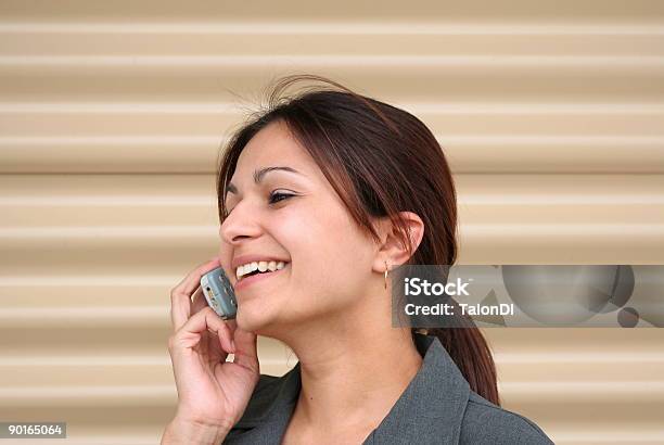 Foto de Linda Mulher De Negócios Com Telefone Celular e mais fotos de stock de Adulto - Adulto, Amizade, Cabelo Humano