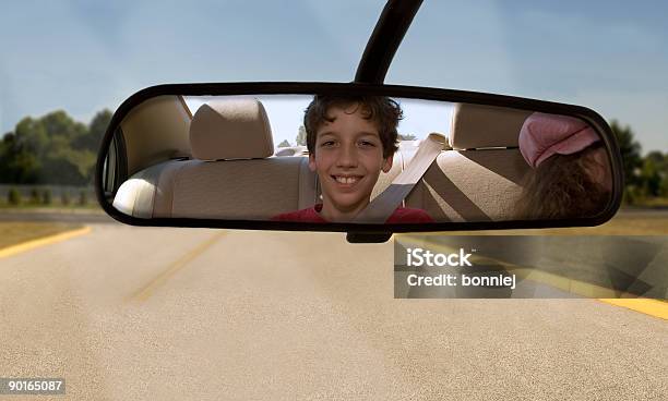 Espejo Retrovisor Foto de stock y más banco de imágenes de Niño - Niño, Retrovisor interior, Coche