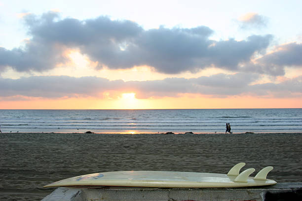 surboard e pôr do sol - skeg imagens e fotografias de stock