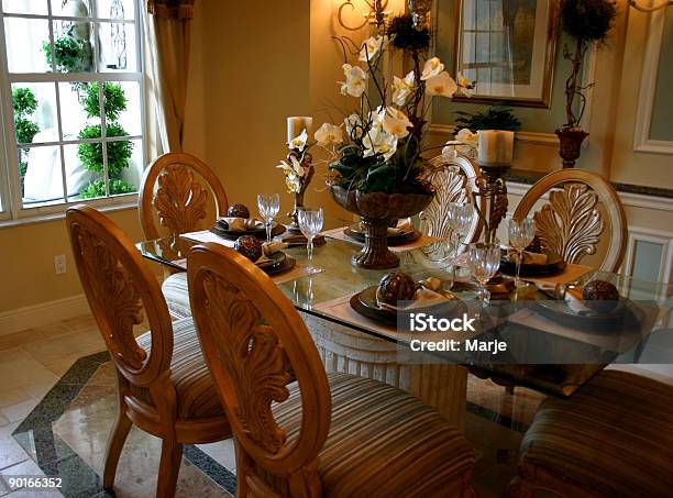 Foto de A Elegante Mesa De Jantar e mais fotos de stock de Artigo de decoração - Artigo de decoração, Cômodo de casa, Elegância