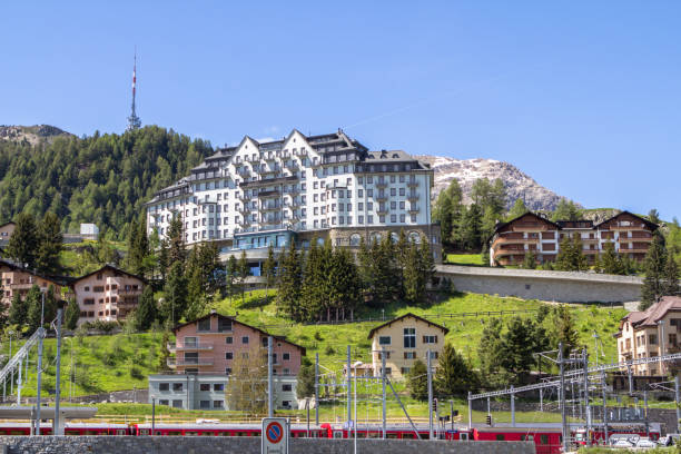 hotel de luxo em st. moritz - castle engadine alps lake water - fotografias e filmes do acervo