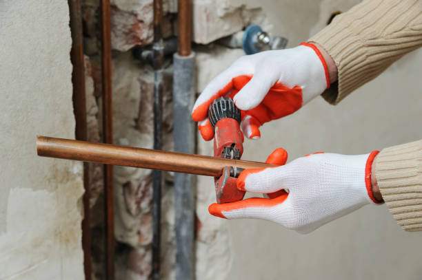istock Installation of heating from copper pipes. 901666260