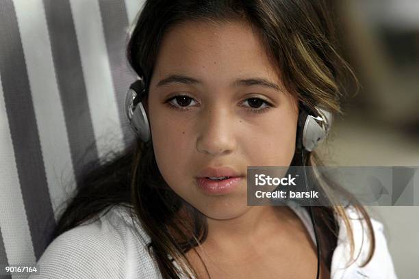 Ładny Dziewczyna Słuchania Muzyki - zdjęcia stockowe i więcej obrazów Azja - Azja, Brązowy, Ciemny