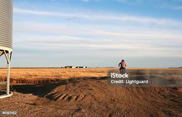 Photo libre de droit de Prairie Biker Garçon banque d'images et plus d'images libres de droit de Saskatchewan - Saskatchewan, Personne humaine, Agriculture