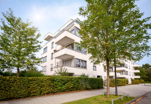 apartamento de nueva construcción, moderna urbanización con instalaciones al aire libre en un asentamiento urbano verde - housing project fotos fotografías e imágenes de stock