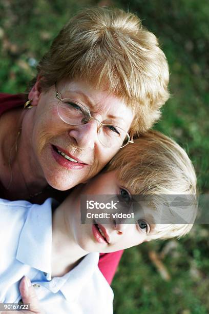 Me E Nonna 2 - Fotografie stock e altre immagini di Adulto - Adulto, Allegro, Ambientazione esterna