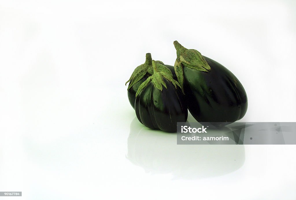 aubergines frescas - Foto de stock de Agricultura libre de derechos