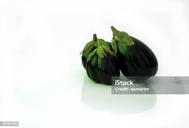 Aubergines Frescas Foto de stock y más banco de imágenes de Agricultura - Agricultura, Aislado, Alimento