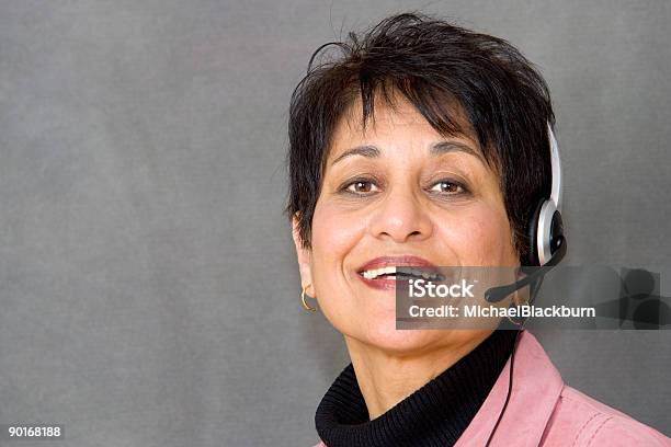 Personaseast India Senior Mujer10 Foto de stock y más banco de imágenes de Adulto - Adulto, Aislado, Auriculares - Aparato de información