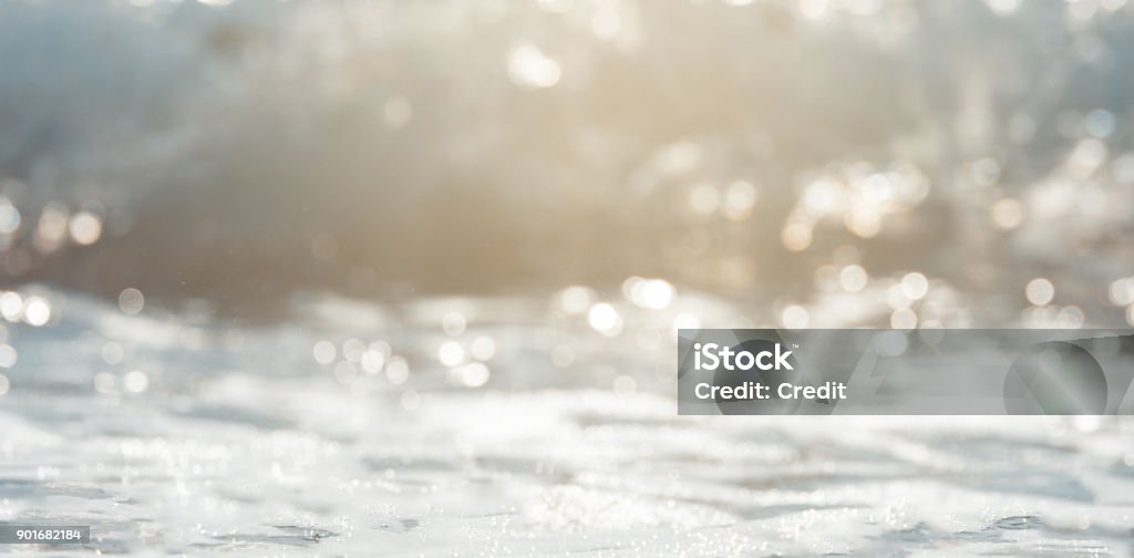 Gran ola en el mar con una gran cantidad de espuma. falso color. Copia espacio. Concepto de viaje.  filtro cálido. - Foto de stock de Agua libre de derechos