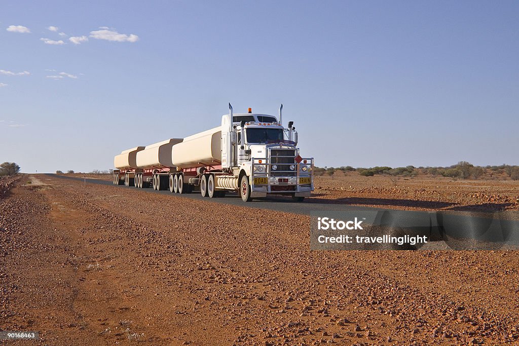 Vía de tren en Outback Australia - Foto de stock de Camión de peso pesado libre de derechos