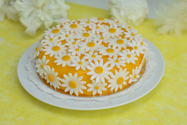 istock Yellow cake with daisy flowers 901685912