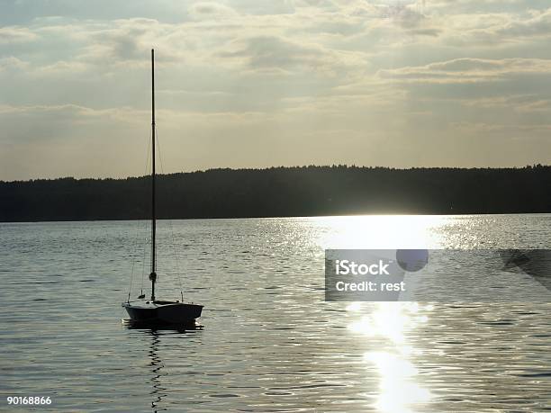 Iate De Vela - Fotografias de stock e mais imagens de Ancorado - Ancorado, Ao Ar Livre, Atividade Recreativa