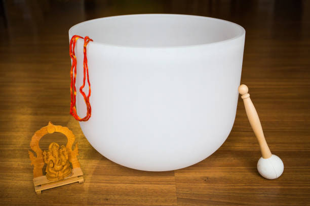 big crystal singing bowl solo close up - rubber mallet imagens e fotografias de stock