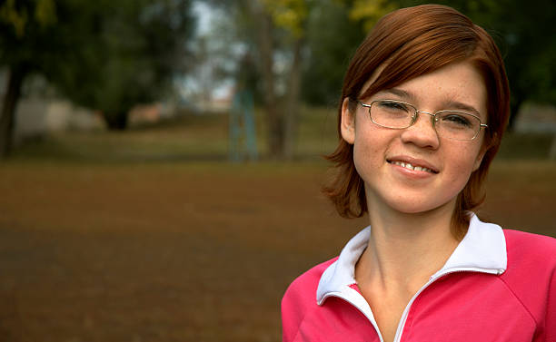 sorridente jovens adolescentes - medium group of people imagens e fotografias de stock