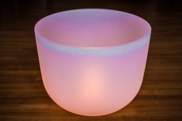 big crystal singing bowl solo close up - rubber mallet imagens e fotografias de stock