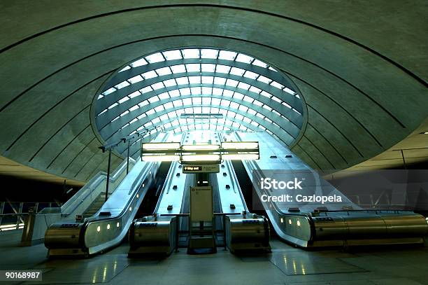 Bank Street の出口で降りカナリーワーフ駅 - エスカレーターのストックフォトや画像を多数ご用意 - エスカレーター, カナリー ワーフ, カラー画像