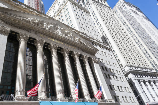 new york stock exchange-gebäude - wall street new york stock exchange american flag manhattan financial district stock-fotos und bilder