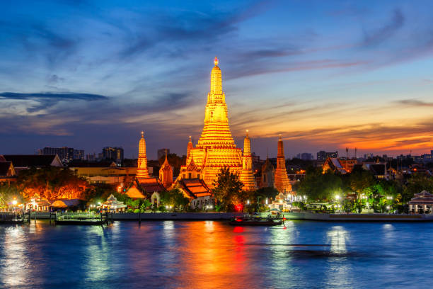 wat arun bouddhiste religieux place au crépuscule du temps, bangkok, thaïlande - wat phra kaeo photos photos et images de collection