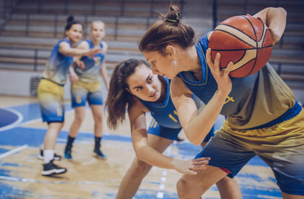 groupe de joueurs de basket féminin jouant au basketball - womens basketball photos et images de collection