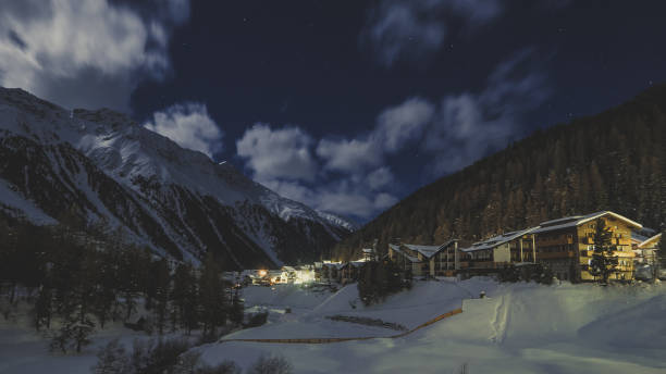 chiodi di garofano illuminanti di luna piena e montagne invernali a solda, alto adige, italia - sulden foto e immagini stock