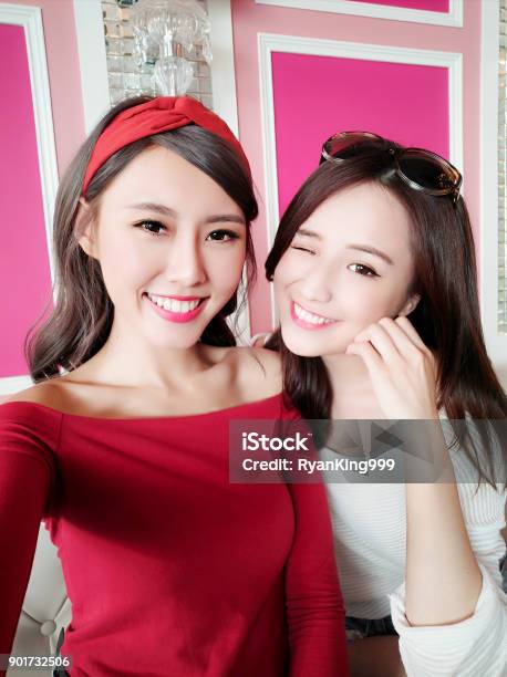 Dos Belleza Mujer Selfie Felizmente Foto de stock y más banco de imágenes de Autofoto - Autofoto, Amistad, Asia