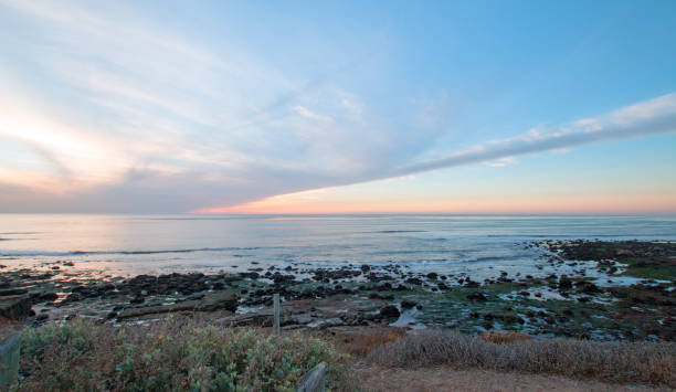 tramonto su point loma tidepools al cabrillo national monument di san diego, nel sud della california - point cabrillo sea pacific ocean sky foto e immagini stock