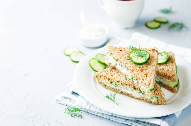 pão com queijo de creme endro pepino chá inglês - bun sandwich vegetable cream cheese - fotografias e filmes do acervo