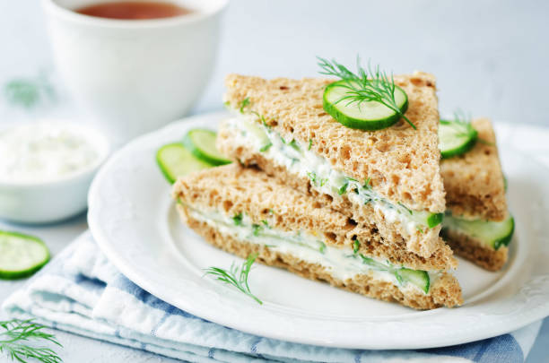 pão com queijo de creme endro pepino chá inglês - bun sandwich vegetable cream cheese - fotografias e filmes do acervo