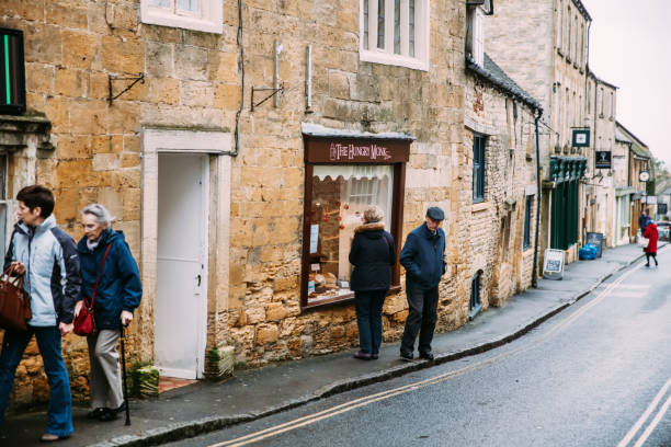 menschen in chipping camden - chipping stock-fotos und bilder