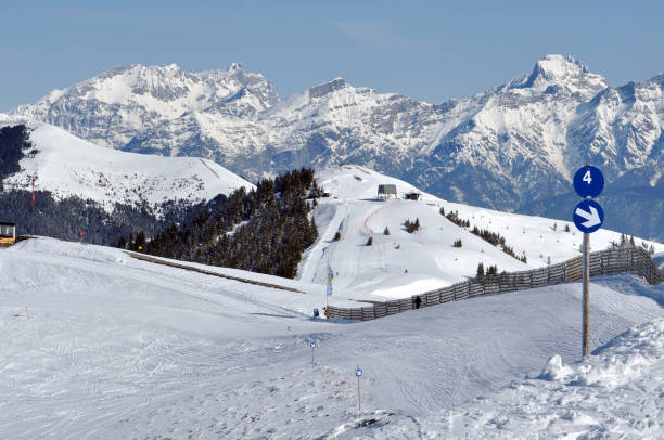 pista de esquí en los alpes austriacos - snowboard apres ski snow nobody fotografías e imágenes de stock