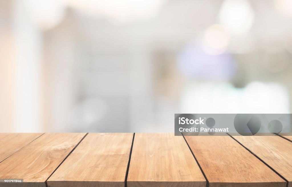 Leere Holztisch und innere Hintergrund, Produkt anzuzeigen, hellen Innenraum Hintergrundunschärfe mit bokeh - Lizenzfrei Fokus auf den Vordergrund Stock-Foto