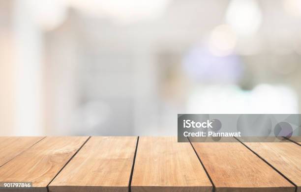 Leere Holztisch Und Innere Hintergrund Produkt Anzuzeigen Hellen Innenraum Hintergrundunschärfe Mit Bokeh Stockfoto und mehr Bilder von Fokus auf den Vordergrund