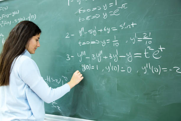 女子学生が�黒板の前に数式を書く - 関数 ストックフォトと画像
