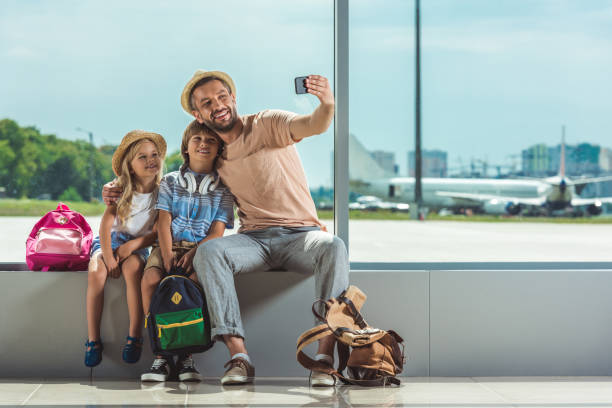 rodzina robi selfie na lotnisku - window sill audio zdjęcia i obrazy z banku zdjęć