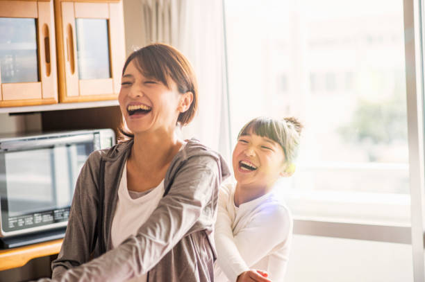 母と娘の家で一緒に運動 - 日本人　笑顔 ストックフォトと画像