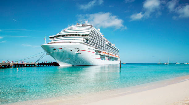 kreuzfahrtschiff vor anker auf grand turk island, der karibik - kreuzfahrt stock-fotos und bilder